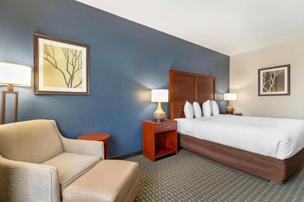 Western Northwest & Hotel 2*